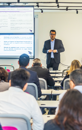 Professor ministrando capacitação presencial sobre controle interno no RPPS